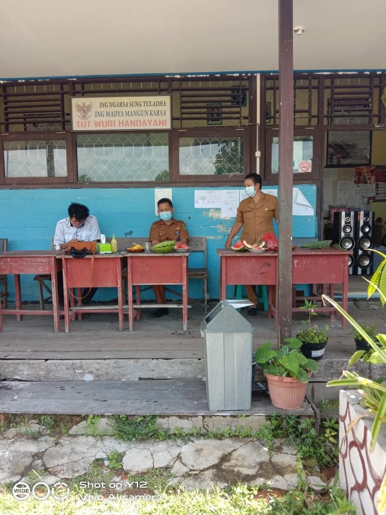 Sekretaris Dinas, Pantau Ujian Sekolah Jenjang SMP di Kabupaten Barito Timur