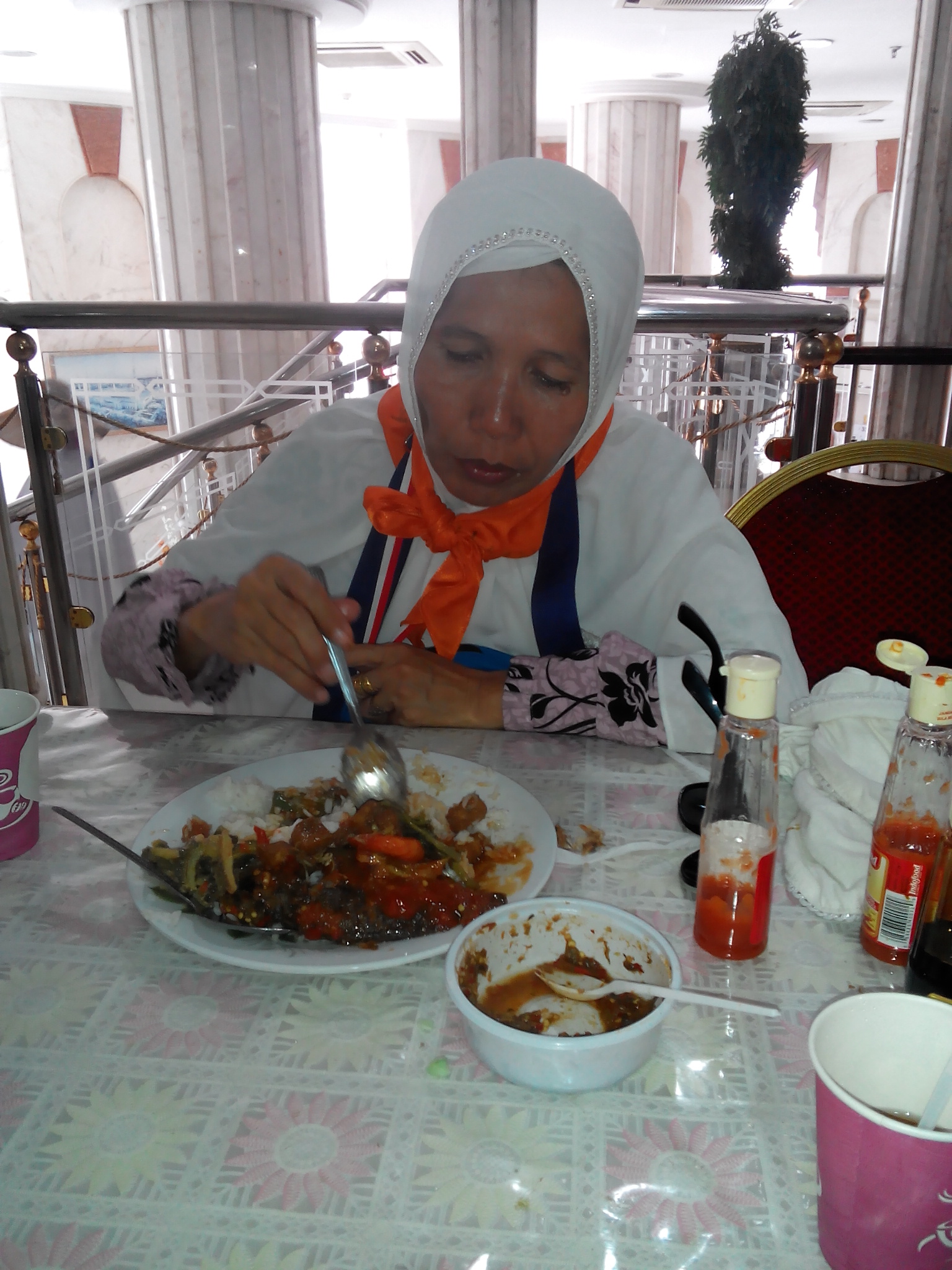 Makan di Restoran Tower Zamzam