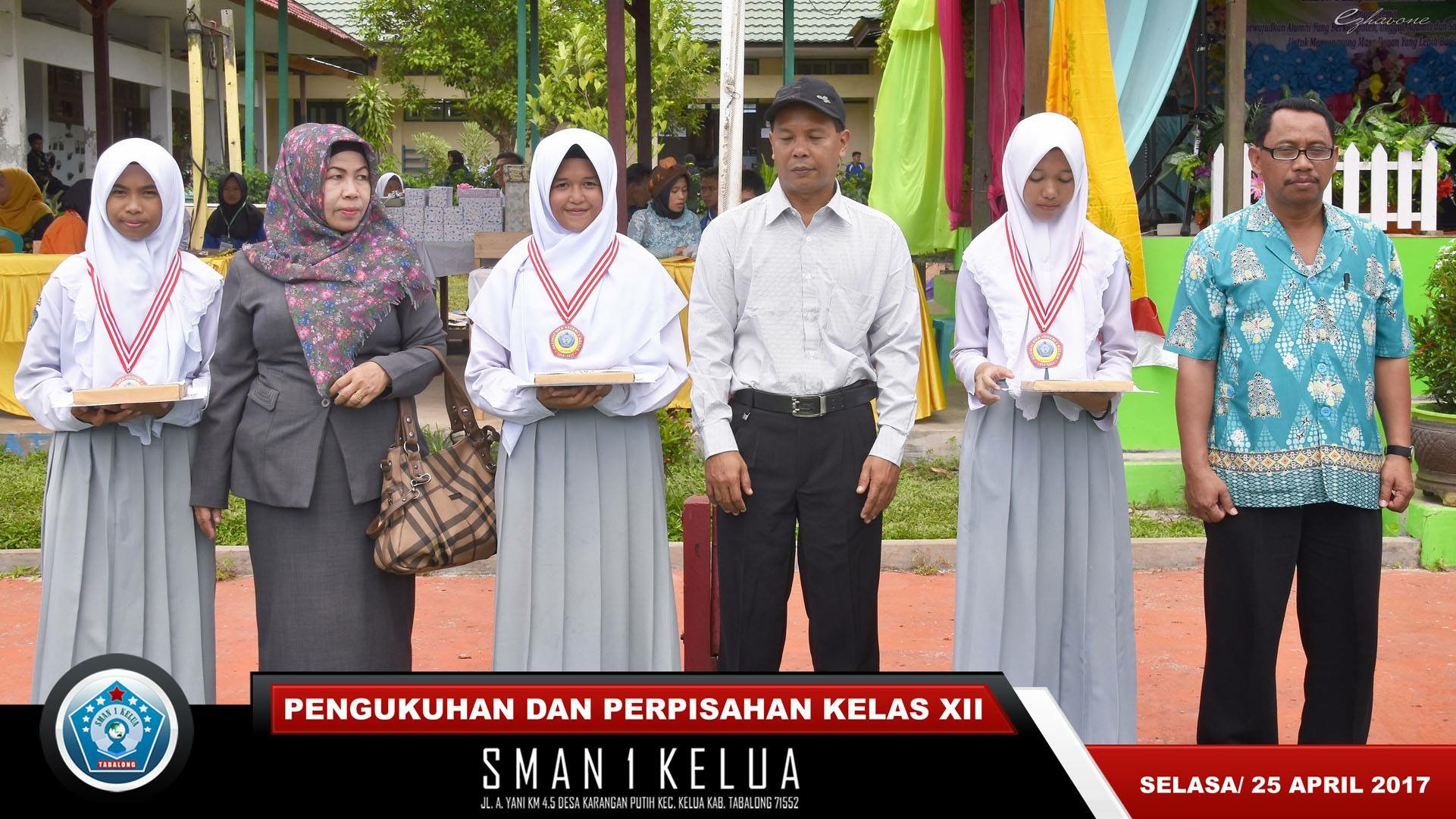 Menerima Penghargaan anak sebagai juara kelulusan SMAN 1 Kelua