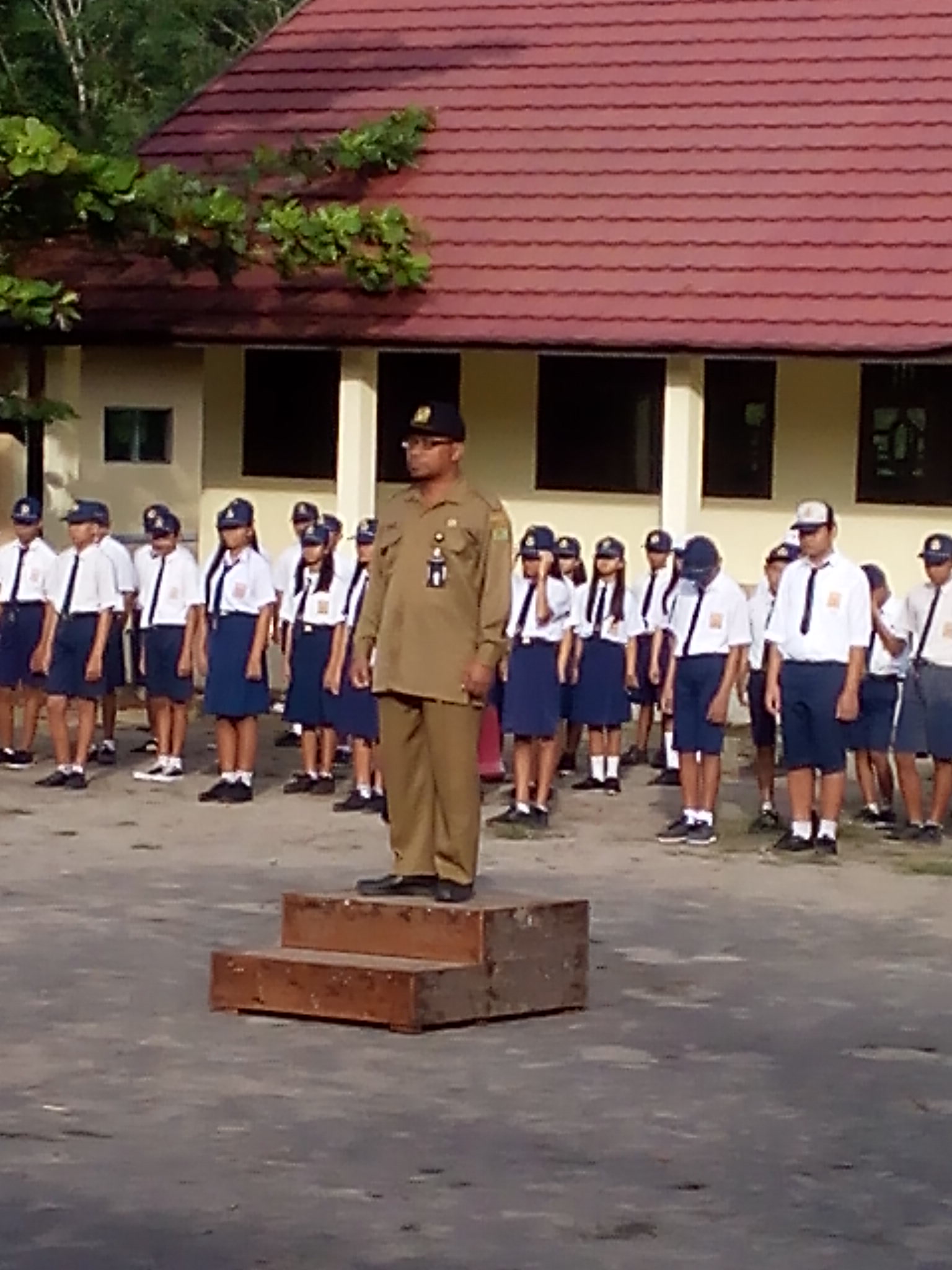 Menjadi Pembina Upacara di SMPN 4 Tamiang Layang