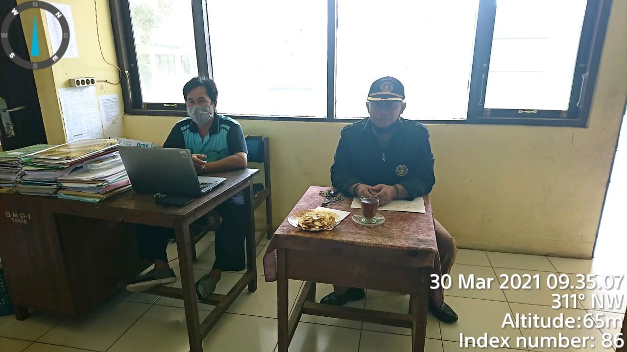 Pemantauan Tryout UN di SMPN 1 Paku (Foto bersama wakasek Karianto, S.Pd)
